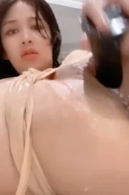 คลิปหลุดโชว์เสียว kbamspbam น้องแบมเงี่ยนหีนั่งแหกหีช่วยตัวเอง จับควยปลอมแทงไม่ยั้งน้ำแตกกระจายเต็มห้อง
